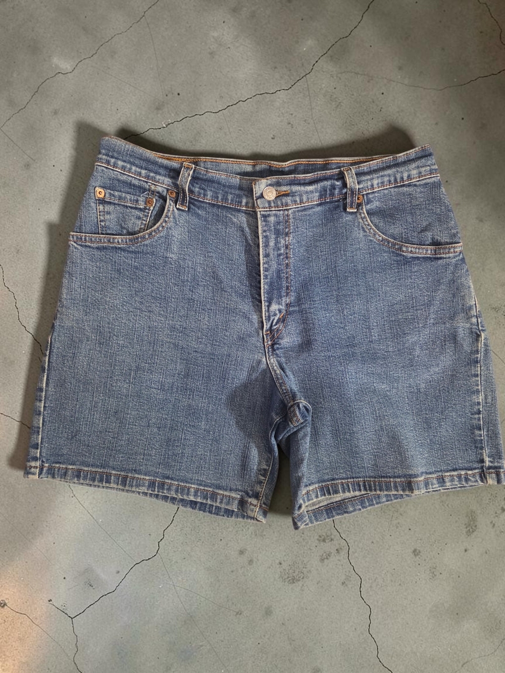 Levi's Women's MOM Blue Denim Jean Shorts Size 12 Medium Wash Mid Rise Y2K Style